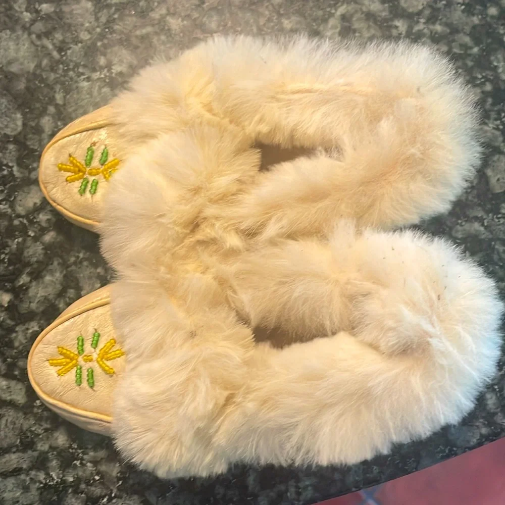 Vintage children’s beaded fur-trimmed leather moccasins‎ sz 6